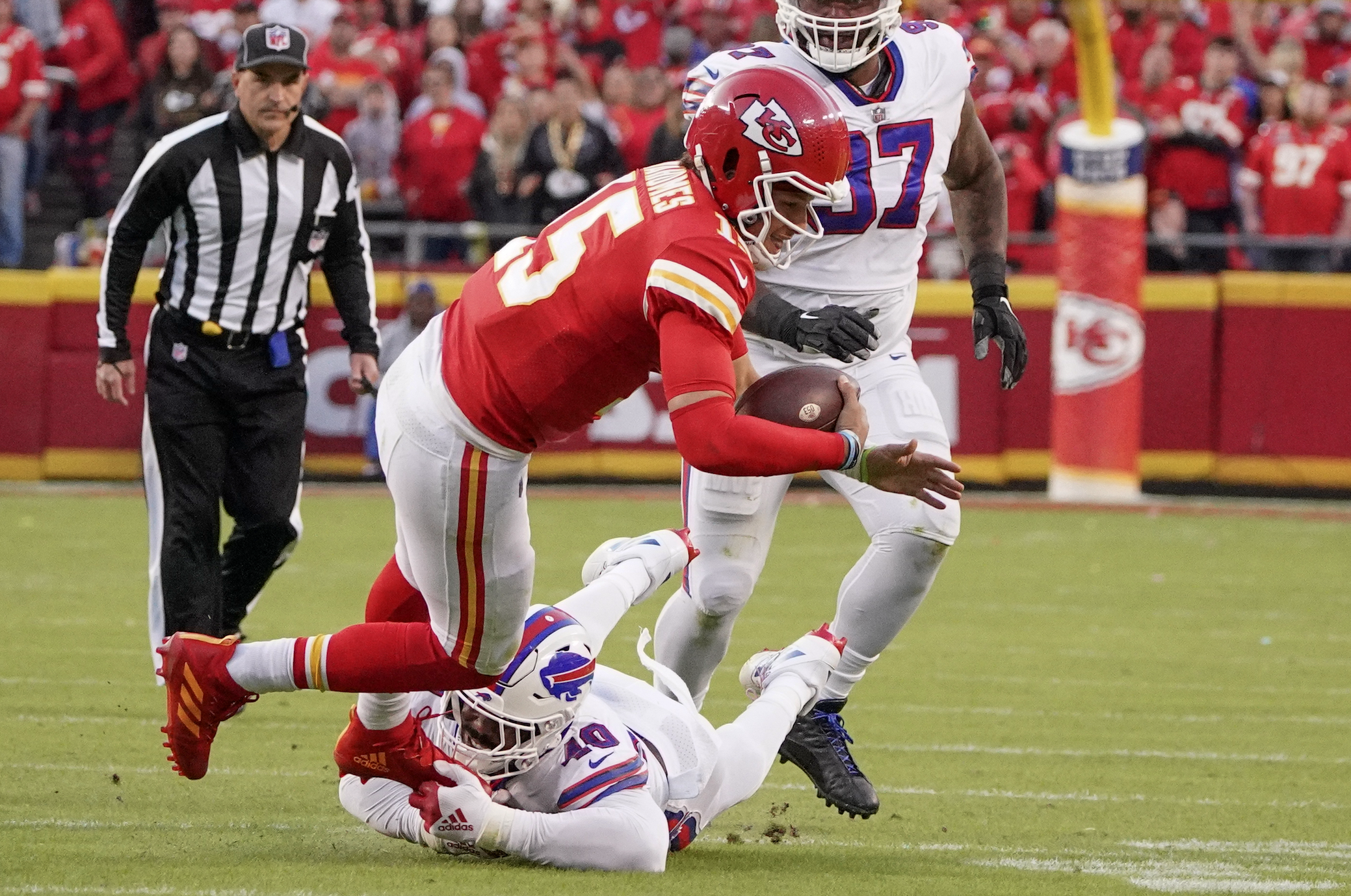 Josh Allen hurdles Chiefs' Justin Reid on Bills' game-winning drive